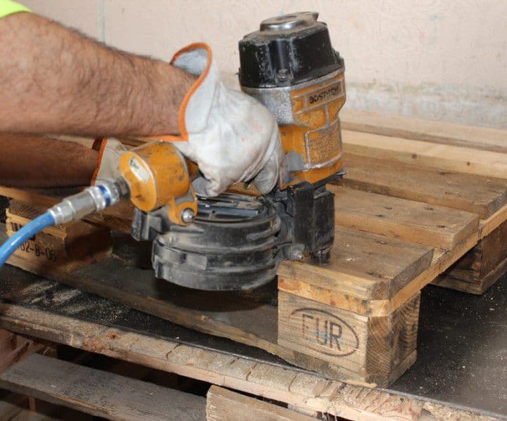 Reparación de un palet con herramienta neumática