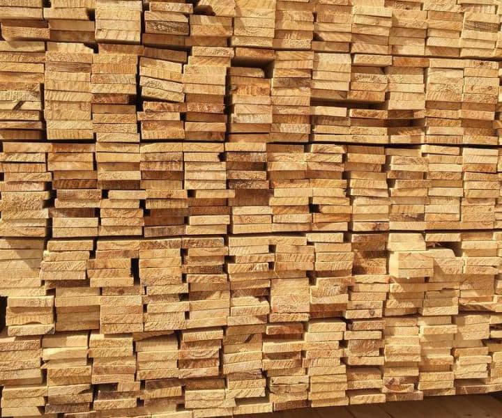 Tablas de madera apiladas de distintos grosores