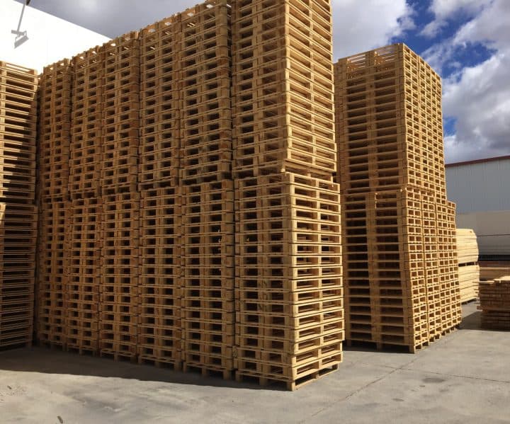 Palets nuevos apilados en el patio de Palets Rodríguez, S.L.